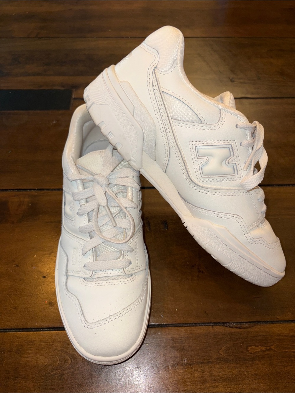 Boys / Woman’s New Balance 550 Sneakers - Classic low basketball trainer.
